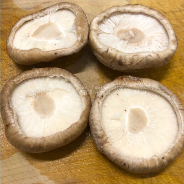 ①シイタケの軸はキッチンバサミで切り落とすと簡単に!