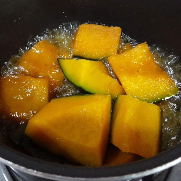 蓋をして、やや強めの中火で煮込んでゆきます。