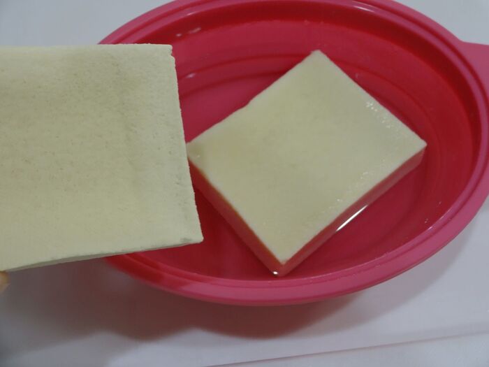 高野豆腐を水で軽く戻し、半分にカットします。