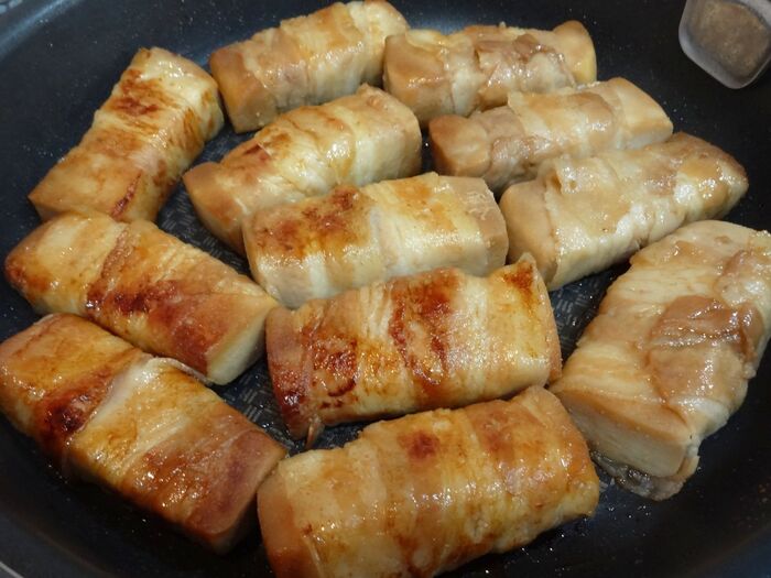 ●印の調味料を入れ、表面が焦げるように焼いてゆきます。