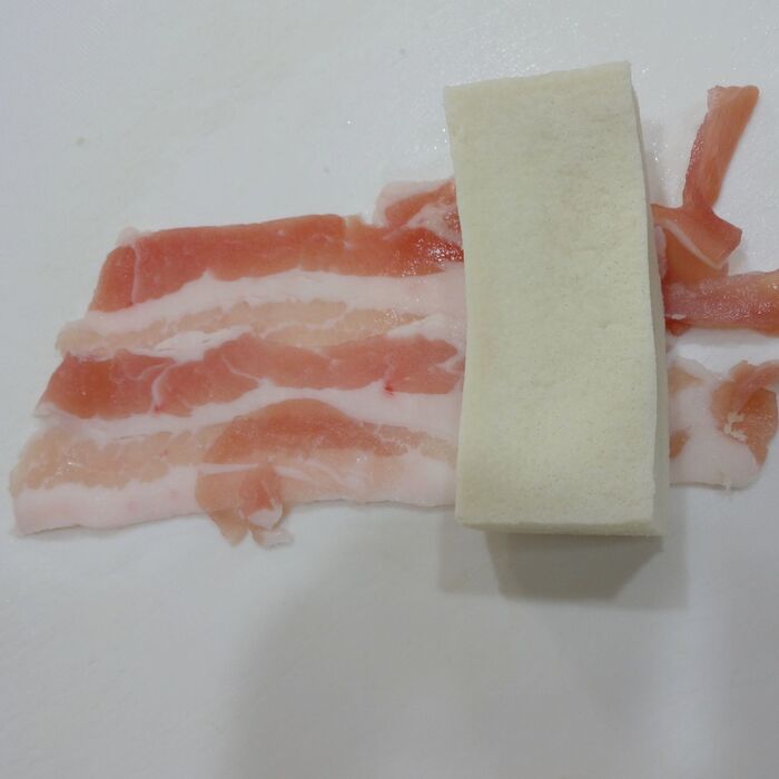 高野豆腐に豚バラ肉を巻き付けます🐷