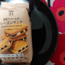セブンのスイーツのqualityが凄い、濃厚クリームのレーズンサンド!!