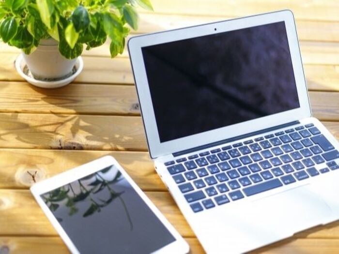 こうすればスッキリ片付く!パソコン周りの収納アイデア