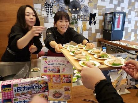 青山金魚・めちゃ張り切ってデモ中