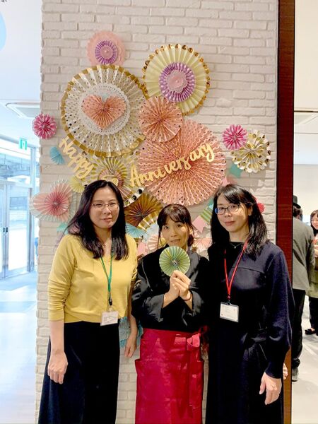 素敵デコの前で💛記念撮影