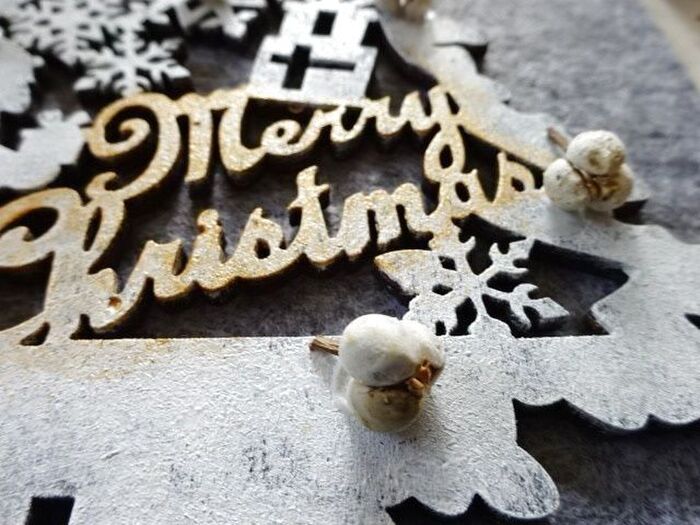 ゴールドの絵の具で、文字だけ浮かせました。