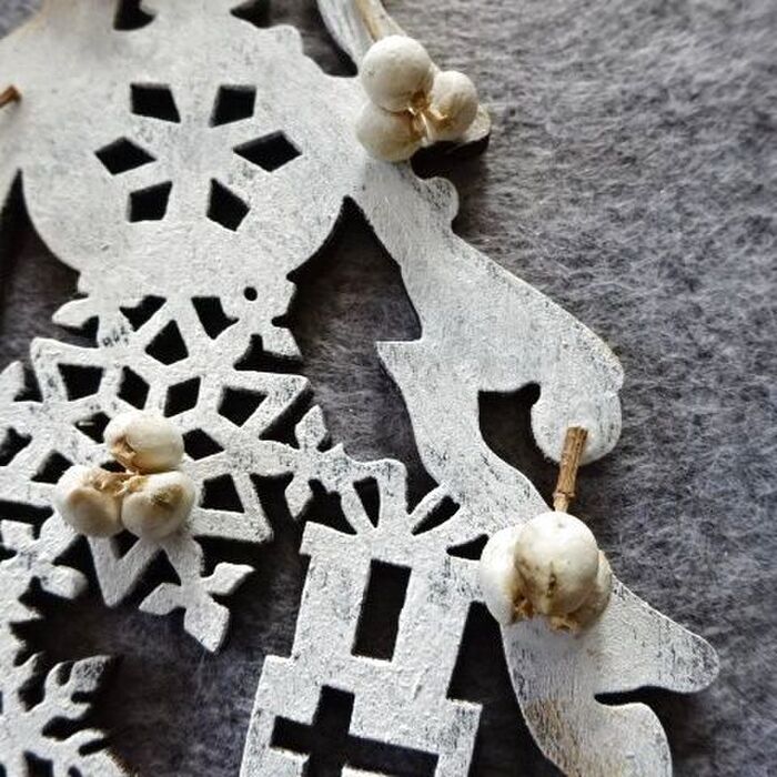 ナンキンハゼの実の枝もつけて、ぶら下がってる風に♪