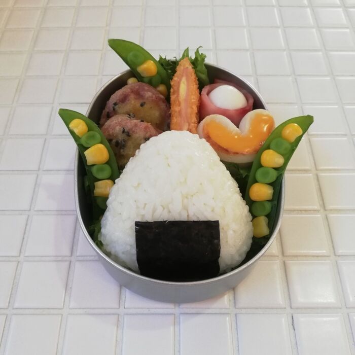 ③おにぎりを詰めます。