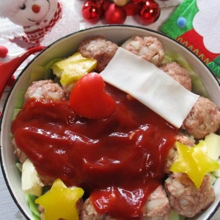 鍋にキャベツと肉ダネ、調味料を加え、クリスマスブーツに見立てる