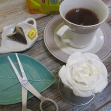 お家カフェが楽しくなるアイデア♡市販のホイップクリームで薔薇の花♡ホワイトローズモチーフの意味は?