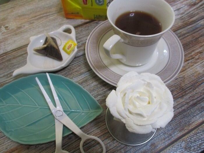お家カフェが楽しくなるアイデア♡市販のホイップクリームで薔薇の花♡ホワイトローズモチーフの意味は?