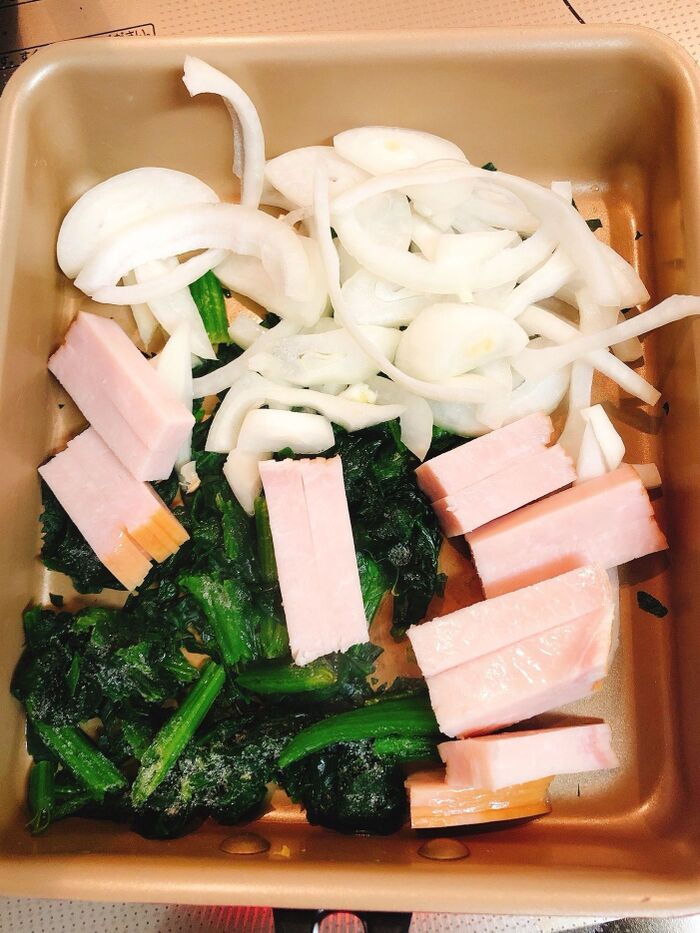 野菜とハムをフライパンへ入れる