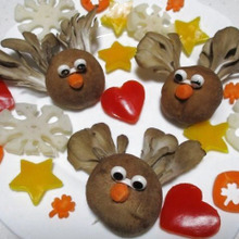 簡単!食べれちゃうクリスマスモチーフ♡2種類のきのこで作るトナカイさんの作り方♪