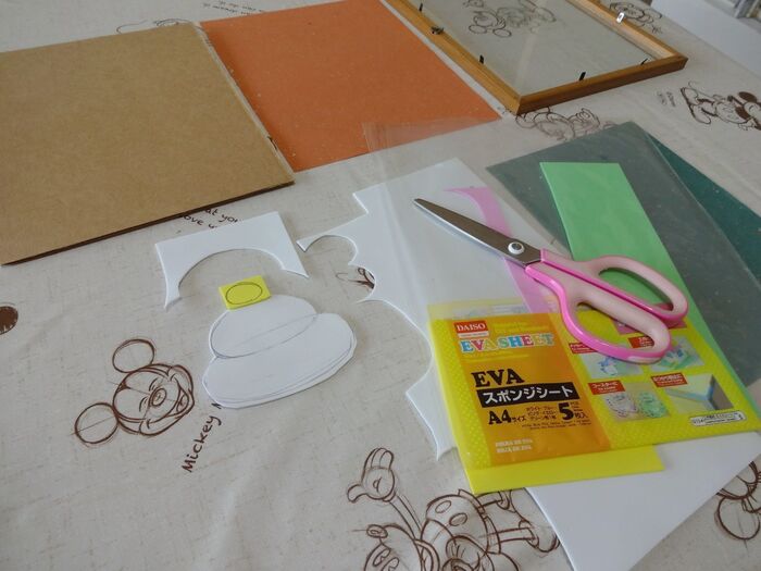 色紙を切って台紙を作り➡その上にデザインしてゆきます。