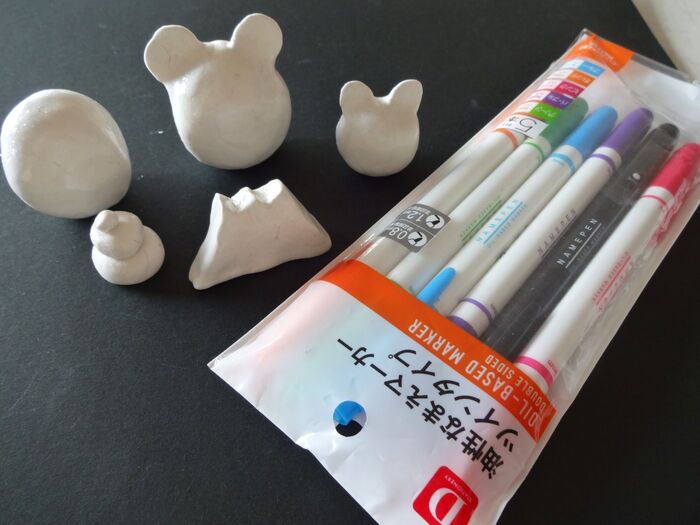 ニスが乾いたら、油性ペンで描きます🖋