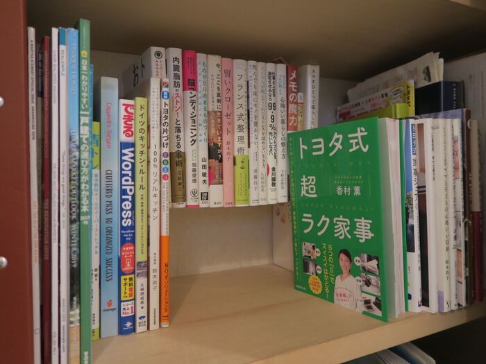 奥行30センチの棚に本を2倍収納する方法