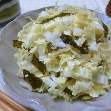 抱えて食べたい♪ ヤミツキの白菜のわさび海苔サラダ