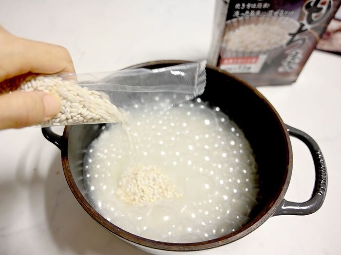 次に、もち麦を2袋に麦のための炭酸水200mlを追加して軽くかき混ぜました。