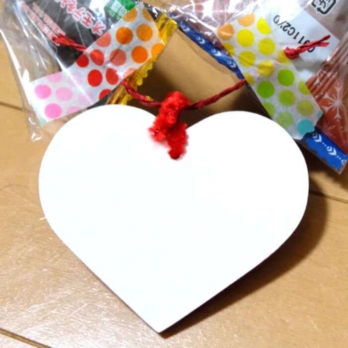 裏側にテープで貼る