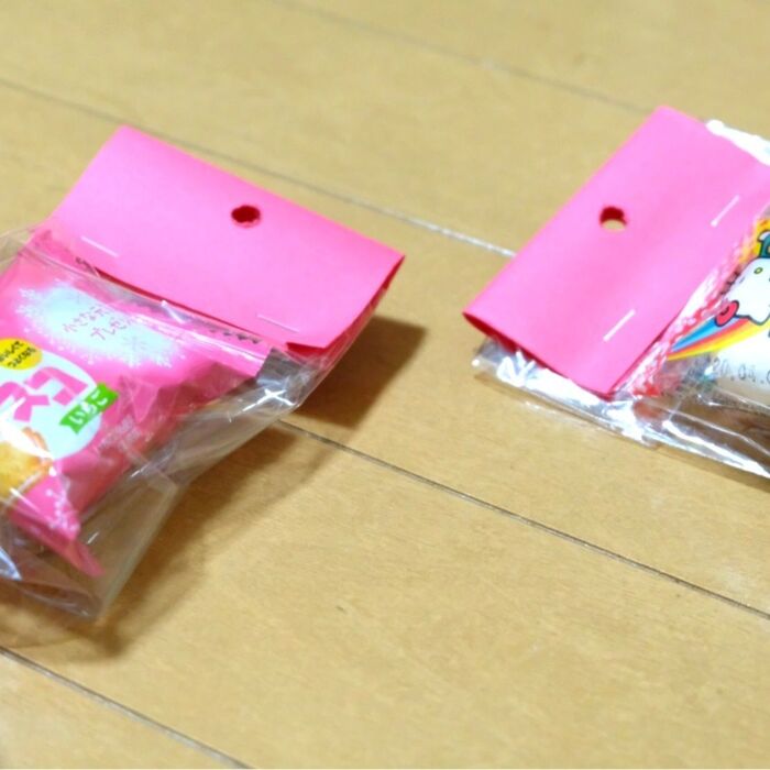 中央に穴開けパンチで穴を開ける