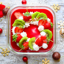 華やかカラーで主役級!クリスマスカラーのリースチーズケーキ