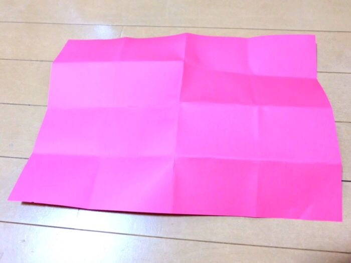 色画用紙を16等分にカットする