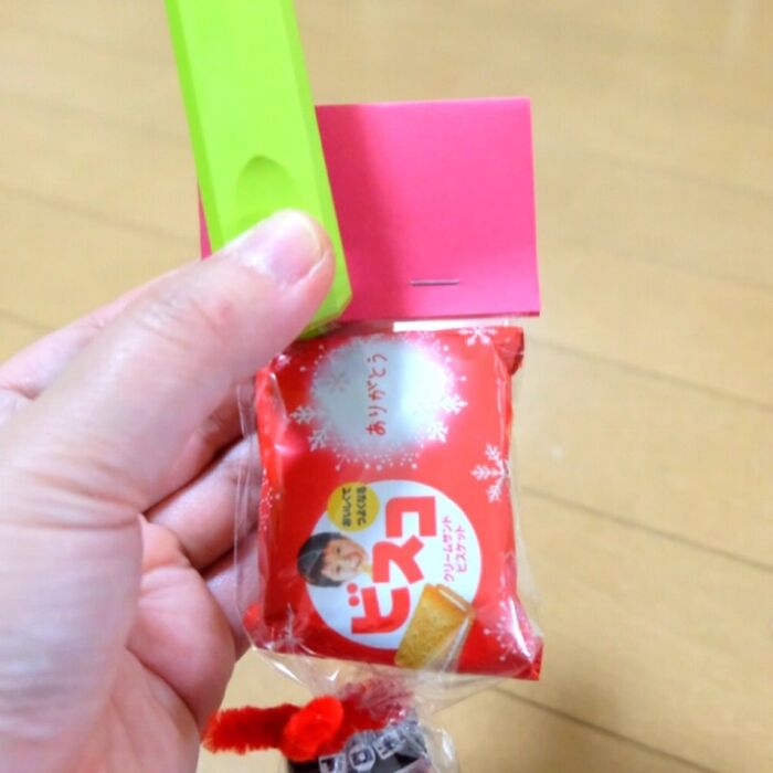 上部を色画用紙でカバーして留める