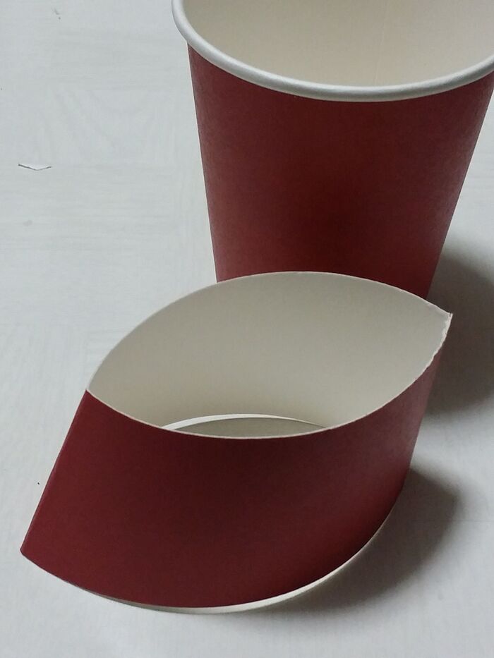 もう1つの紙コップを差込む