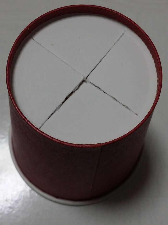 紙コップの底に切り込みを入れる