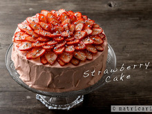 薄切りいちごとシルバーのアラザンで、キラキラ素敵なストロベリーショートケーキ