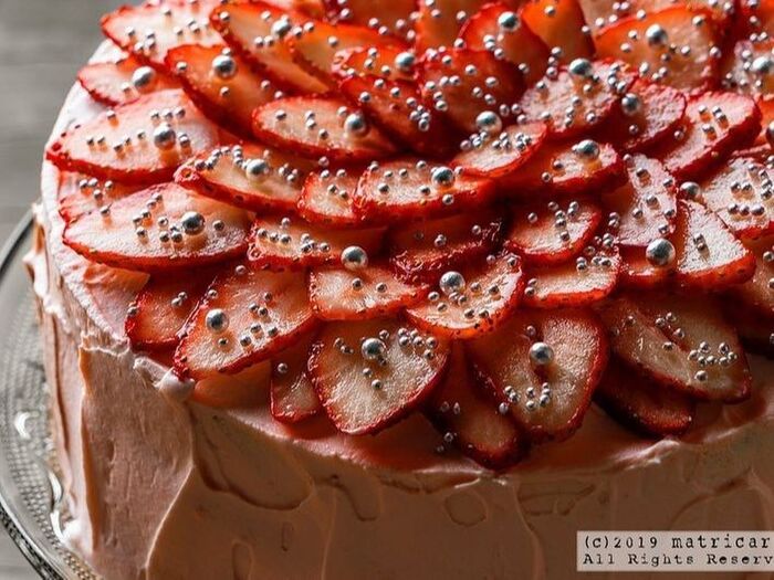 いちごをスライスし、グラニュー糖をまぶしておきます