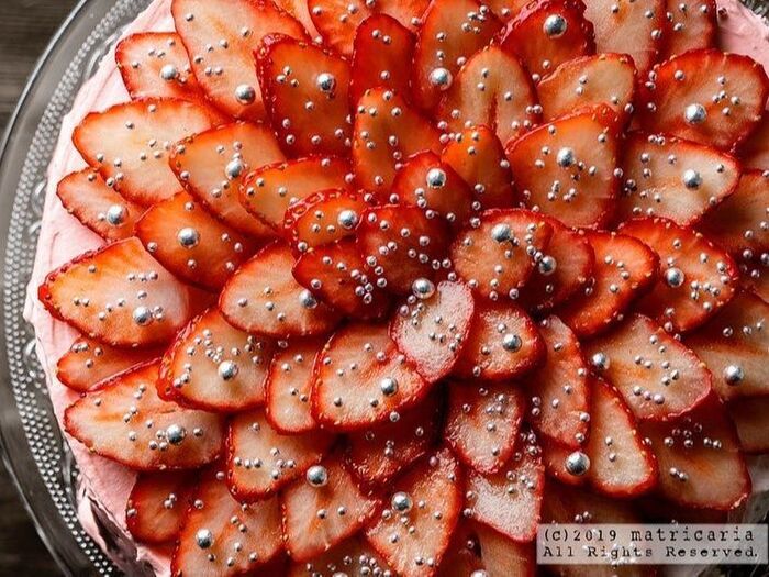 トップにストロベリーとアラザンを飾ります