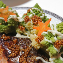 お皿の中にクリスマスツリー