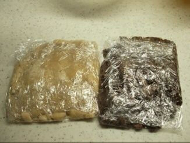 生地をラップで包んでのばす。