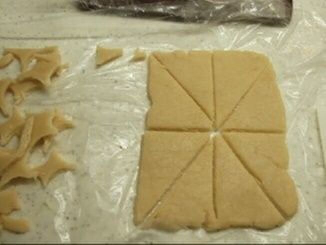 顔の部分は包丁で直角三角形に切る