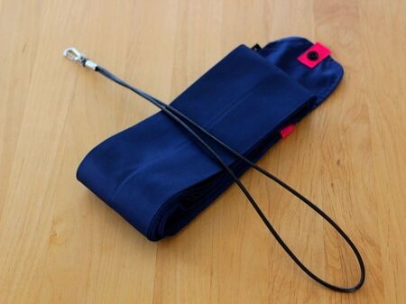 ネックストラップを横向きに置く