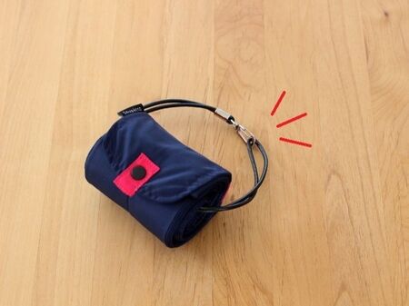 ネックストラップの金具を留める