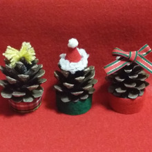 松ぼっくりとペットボトルの蓋でツリーをハンドメイド