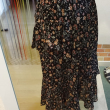 SALEでお安く購入💰黒の定番花柄スカート✿