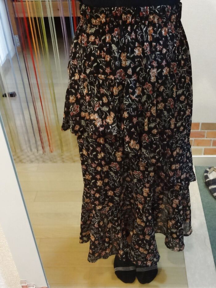 SALEでお安く購入💰黒の定番花柄スカート✿