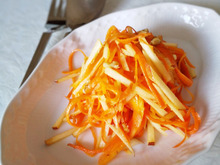 ごちそうの箸休めに。りんご入りキャロットラペ