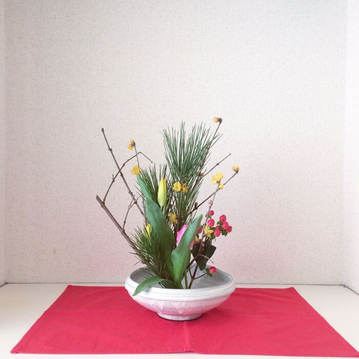 師範を持つ母の生け花を見て