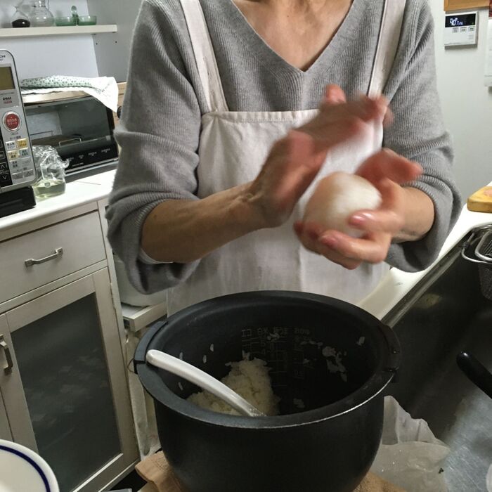 合間を見てお昼ご飯は母のおにぎり
