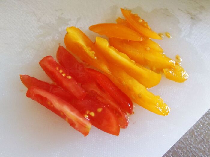 ⑤ミニトマトを切ります