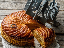 1月に必ず食べたい「ガレット・デ・ロワ」。フェーヴと王冠で楽しみが倍増します♥︎