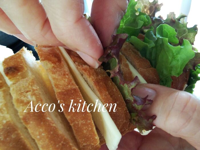 ⑦レタス・チーズ・生ハムを順番に挟んでいきます