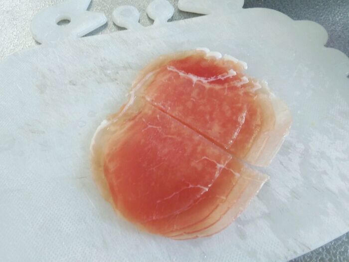 ⑥生ハムを半分に切ります