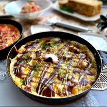 余ったおもちでお好み焼き風「もちピザ」