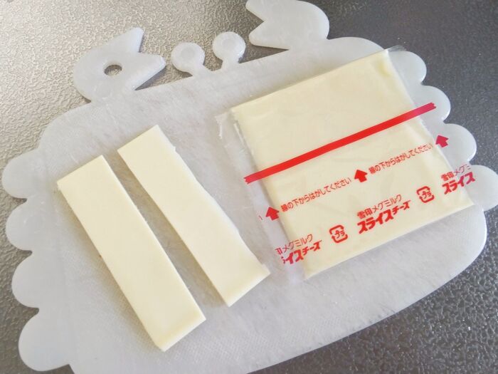 ➂スライスチーズを1/4に切ります