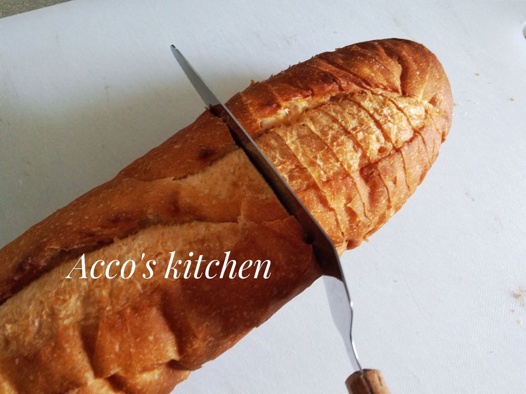 ②バゲットに切り目を入れます